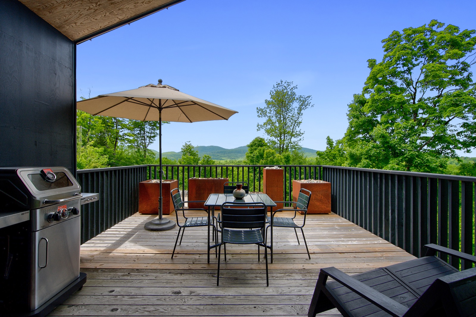 Balcon couvert avec table et vue sur la forêt